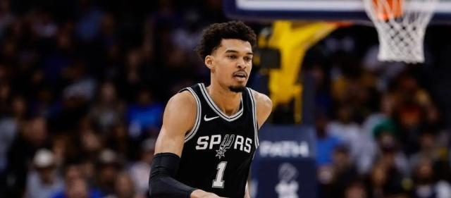 开云-惨遭西部副班长逆转！文班报销马刺开启自由落体