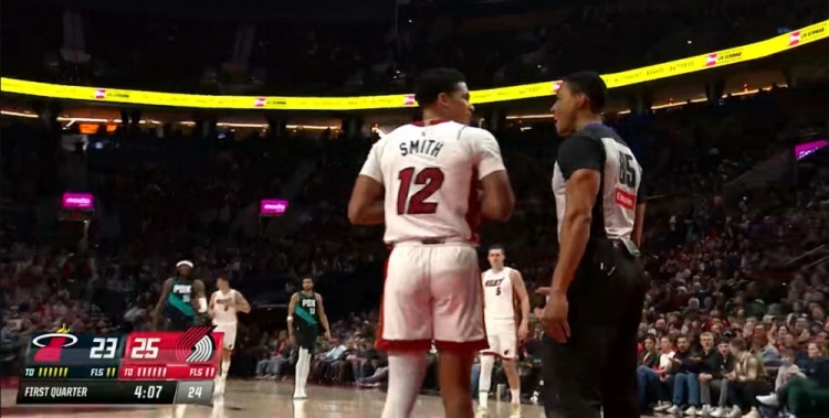 开云登录-菜！德鲁·史密斯发球被吹走步违例 白白送出球权