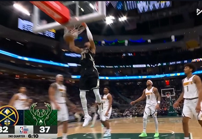 根本拦不住！字母哥写意转身轻松双手暴扣